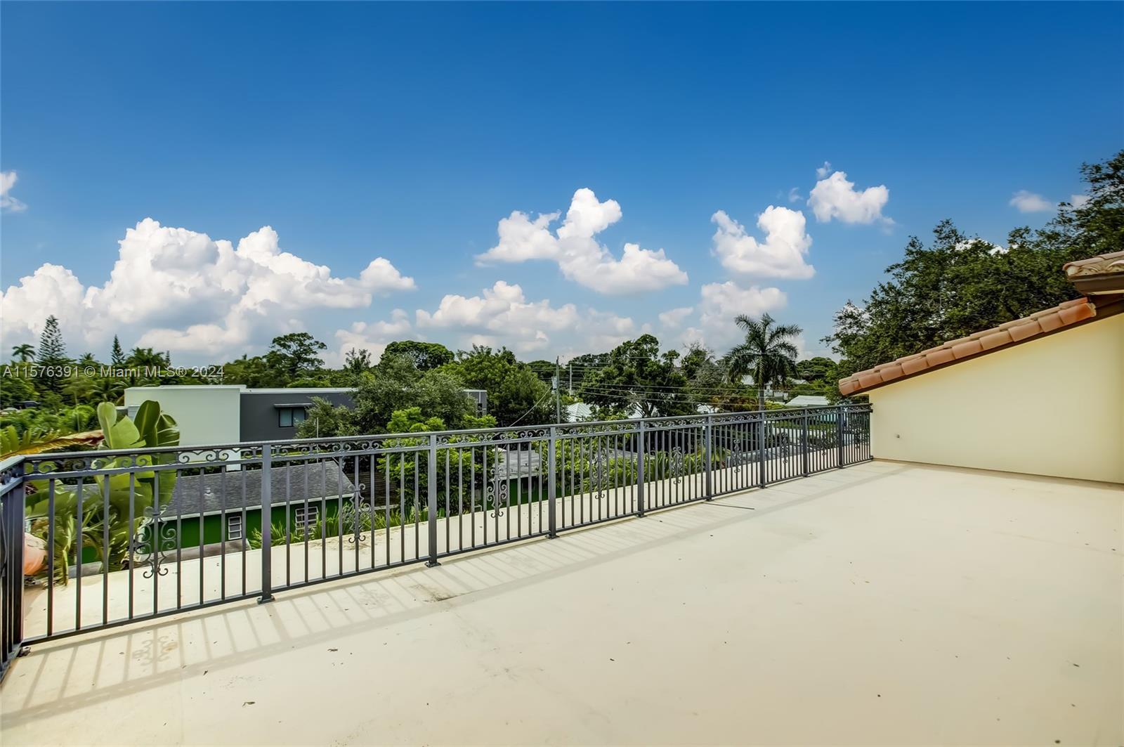 605 SW 10th St