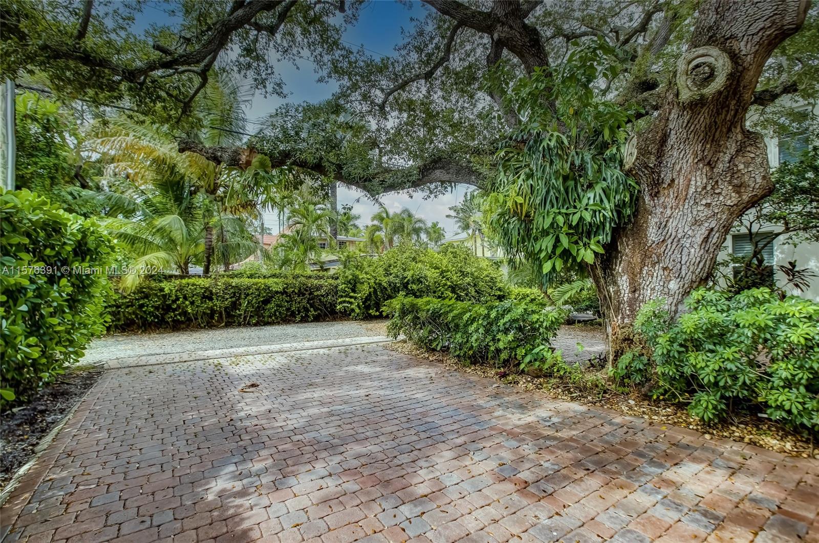 605 SW 10th St