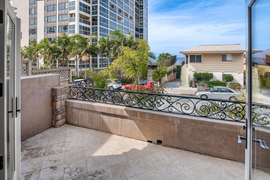 945 & 947 Coast Boulevard S