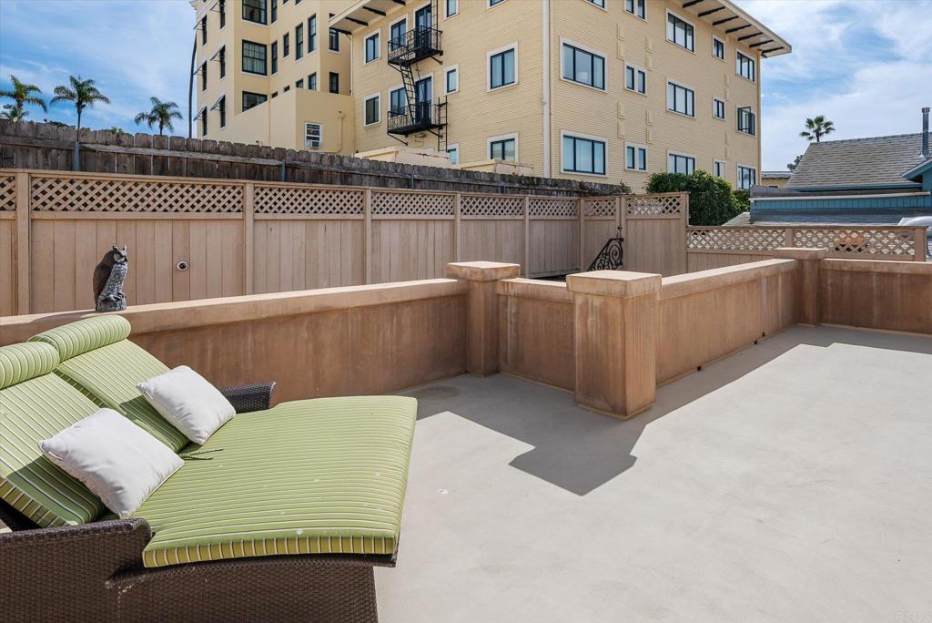 945 & 947 Coast Boulevard S