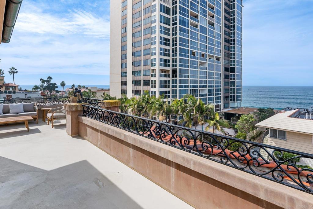 945 & 947 Coast Boulevard S