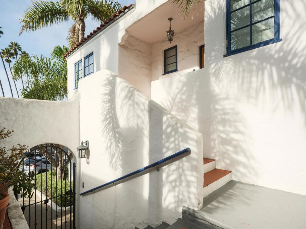 1303 15 Cave Street