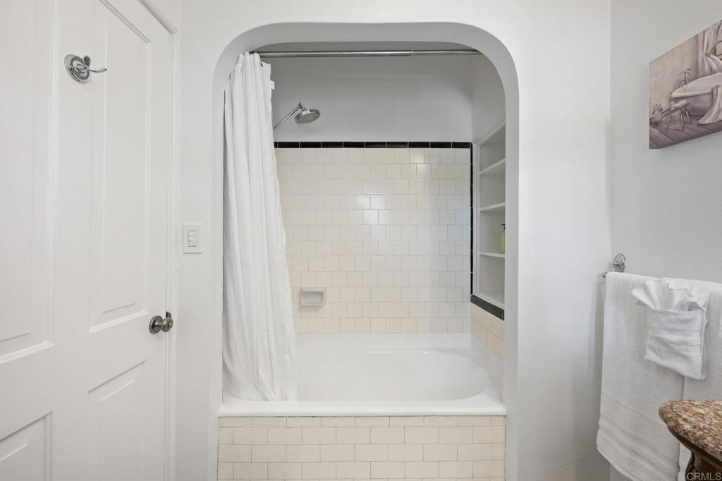 1303 15 Cave Street