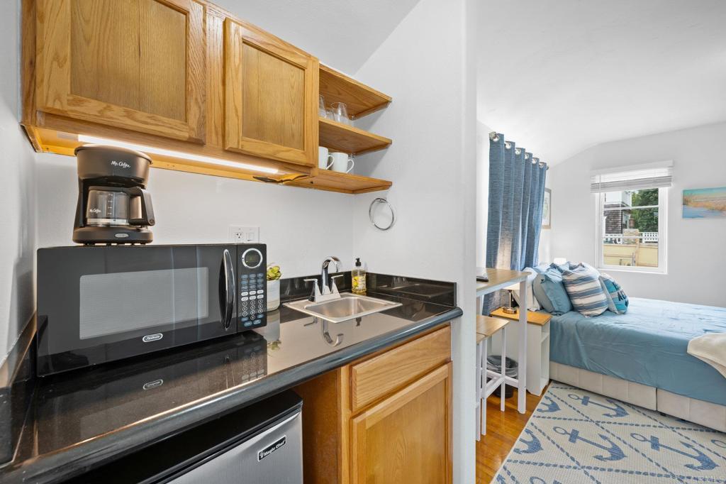 1303 15 Cave Street