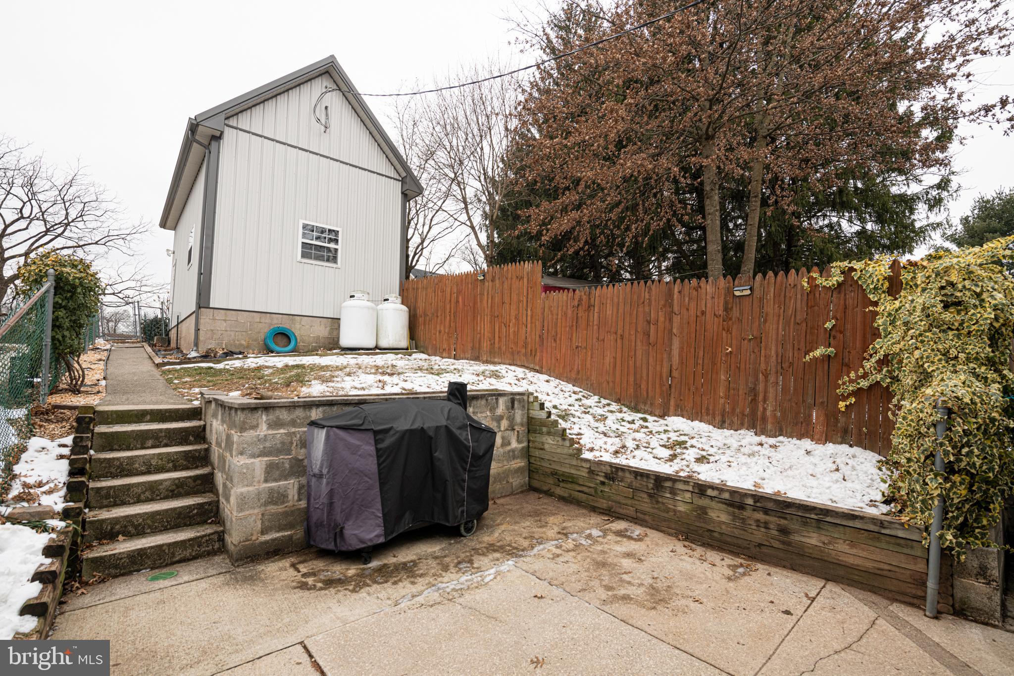 810 LATSHAW ROAD