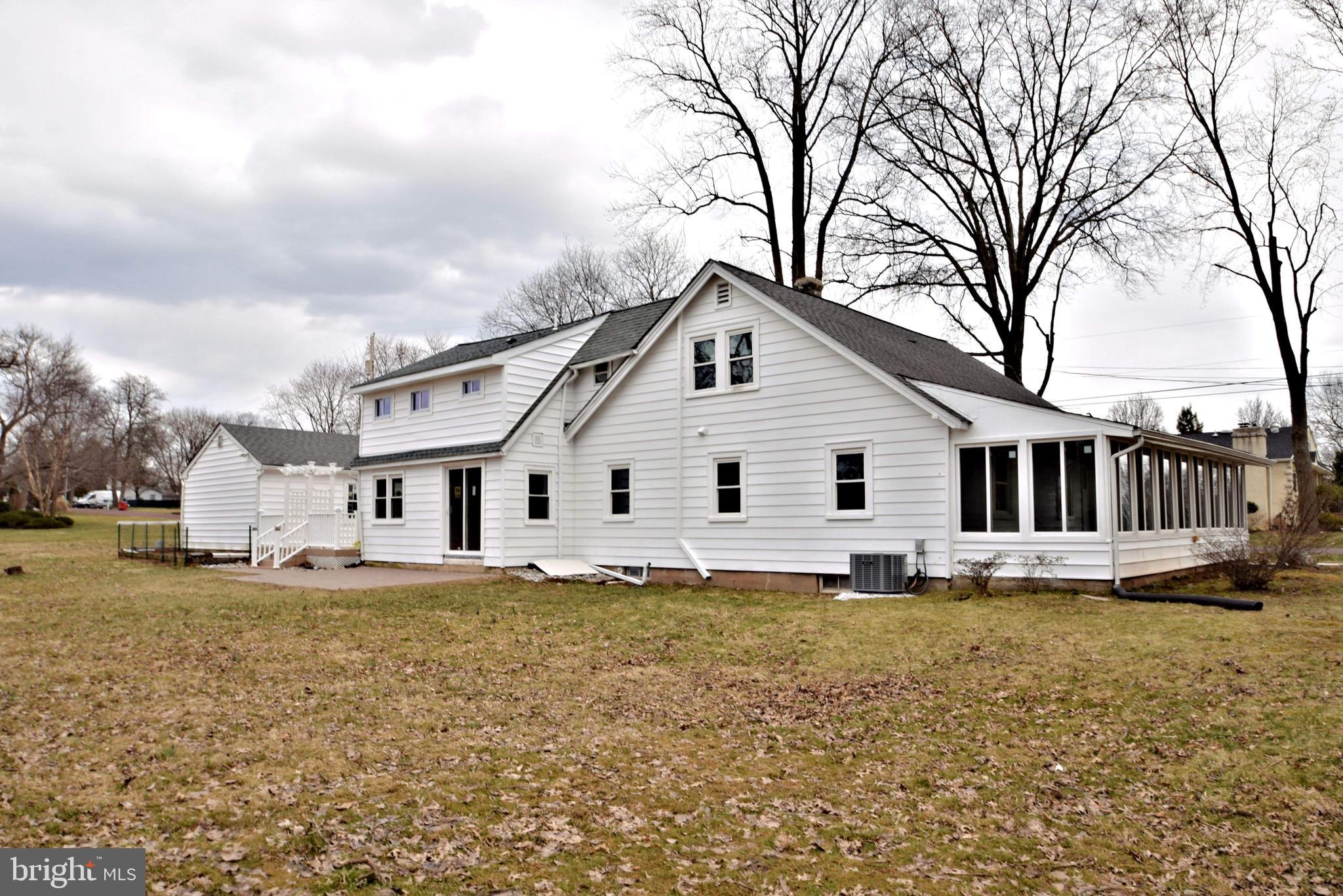 2749 WOODLAND AVE
