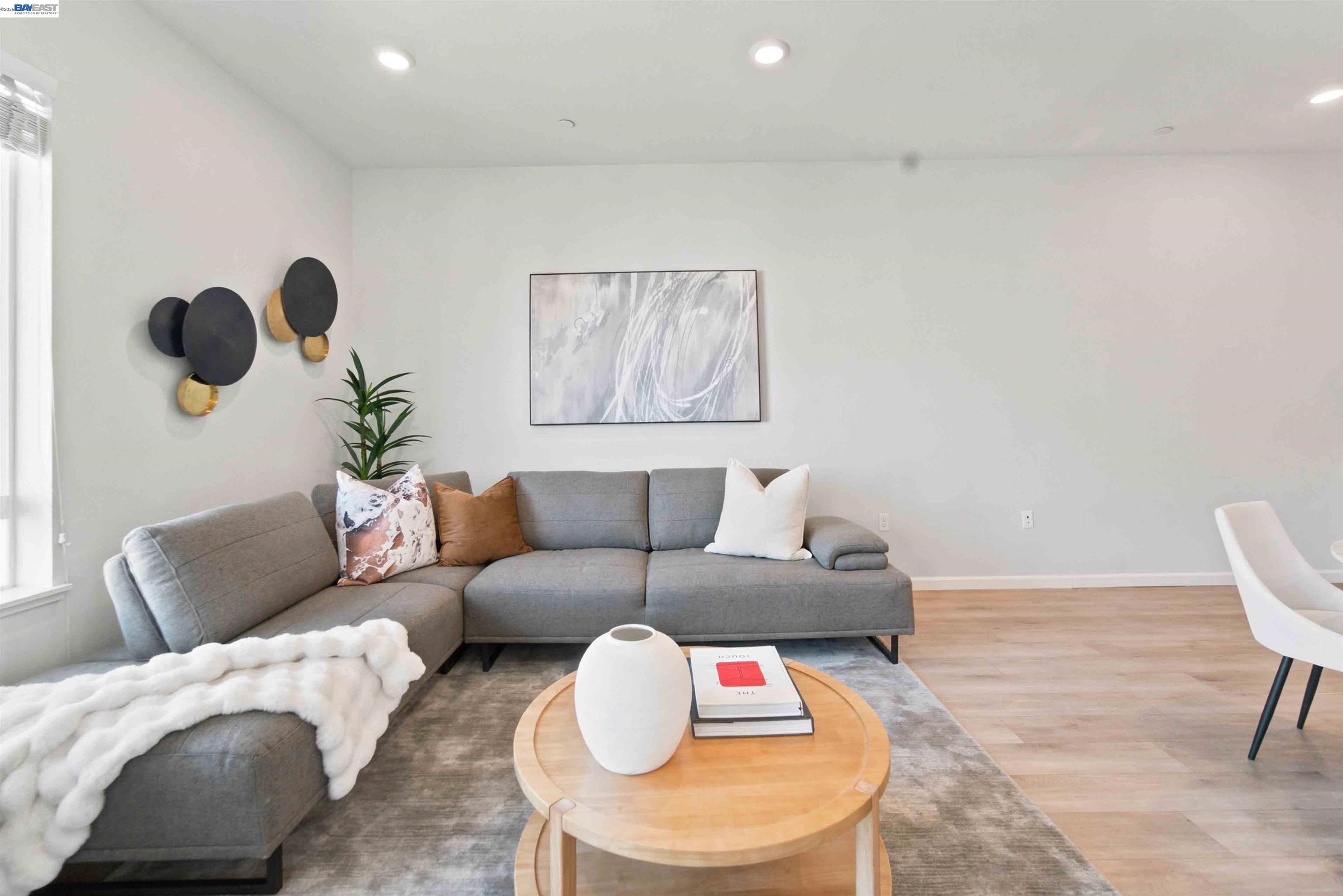 314 Llano De Los Robles Ave # 7