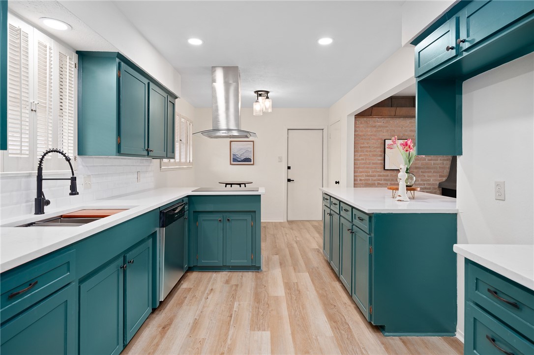 502 Meadowbrook Dr