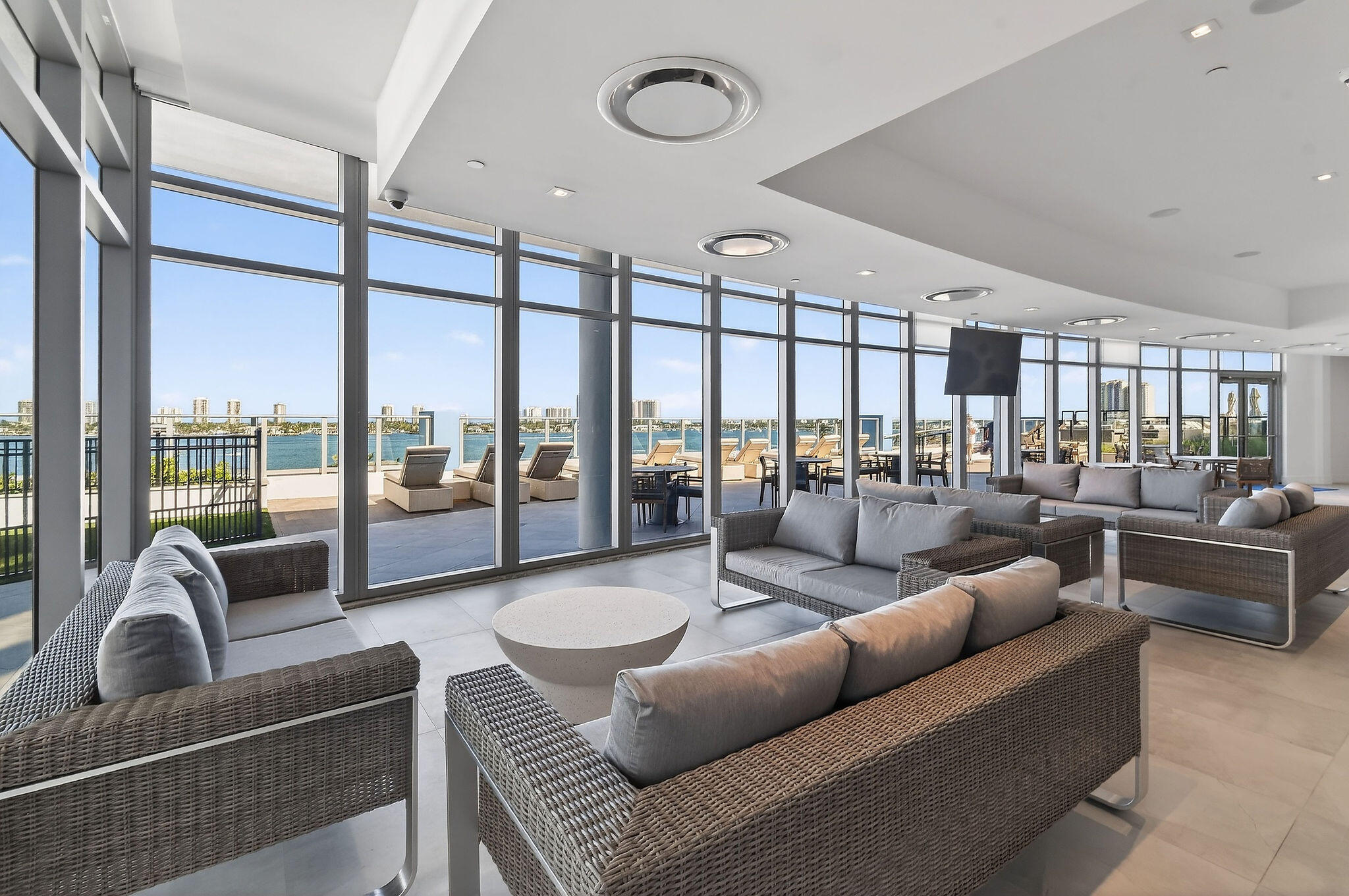 220 Lake Shore Drive 715