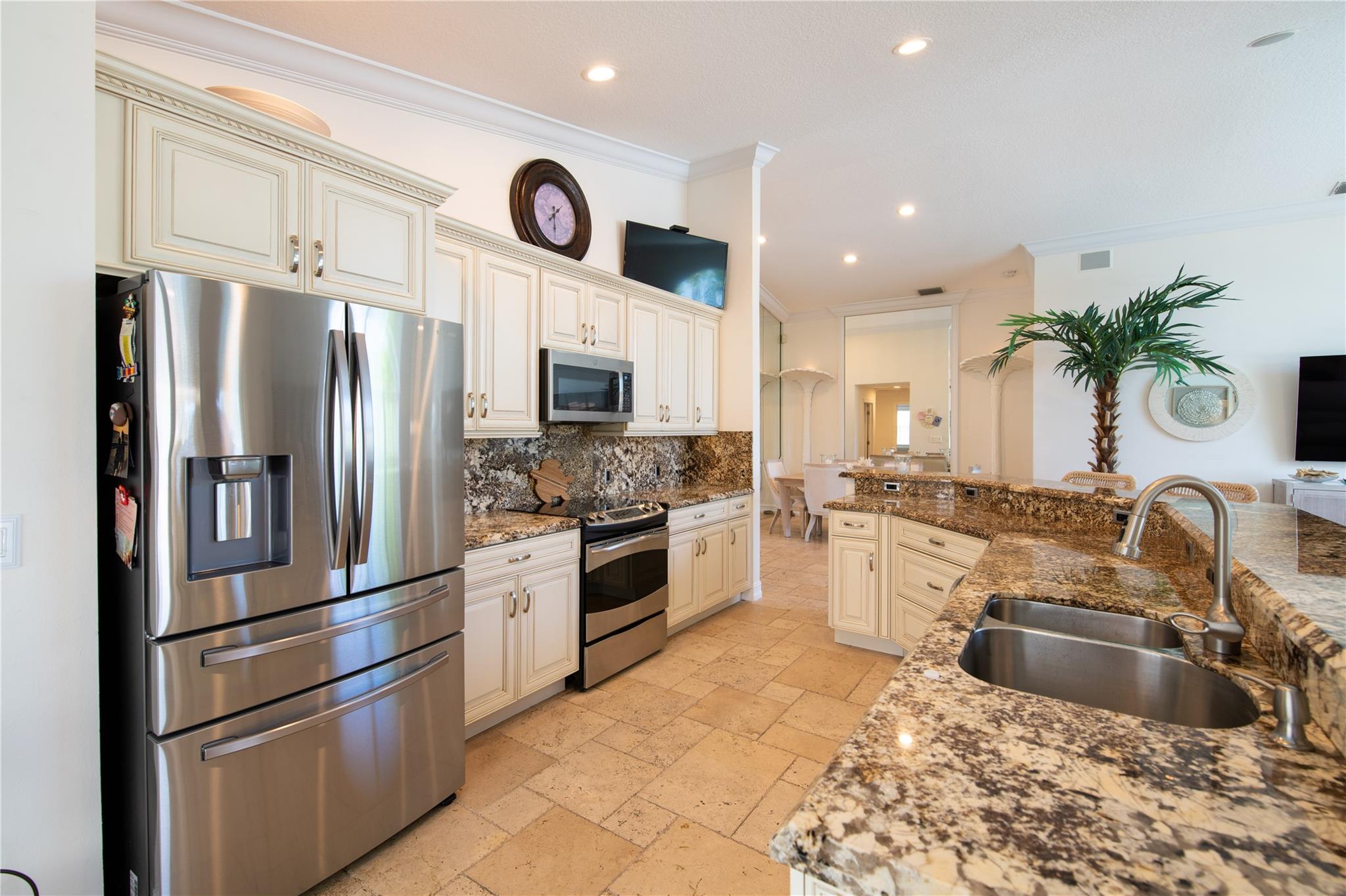 4360 Camrose Ln