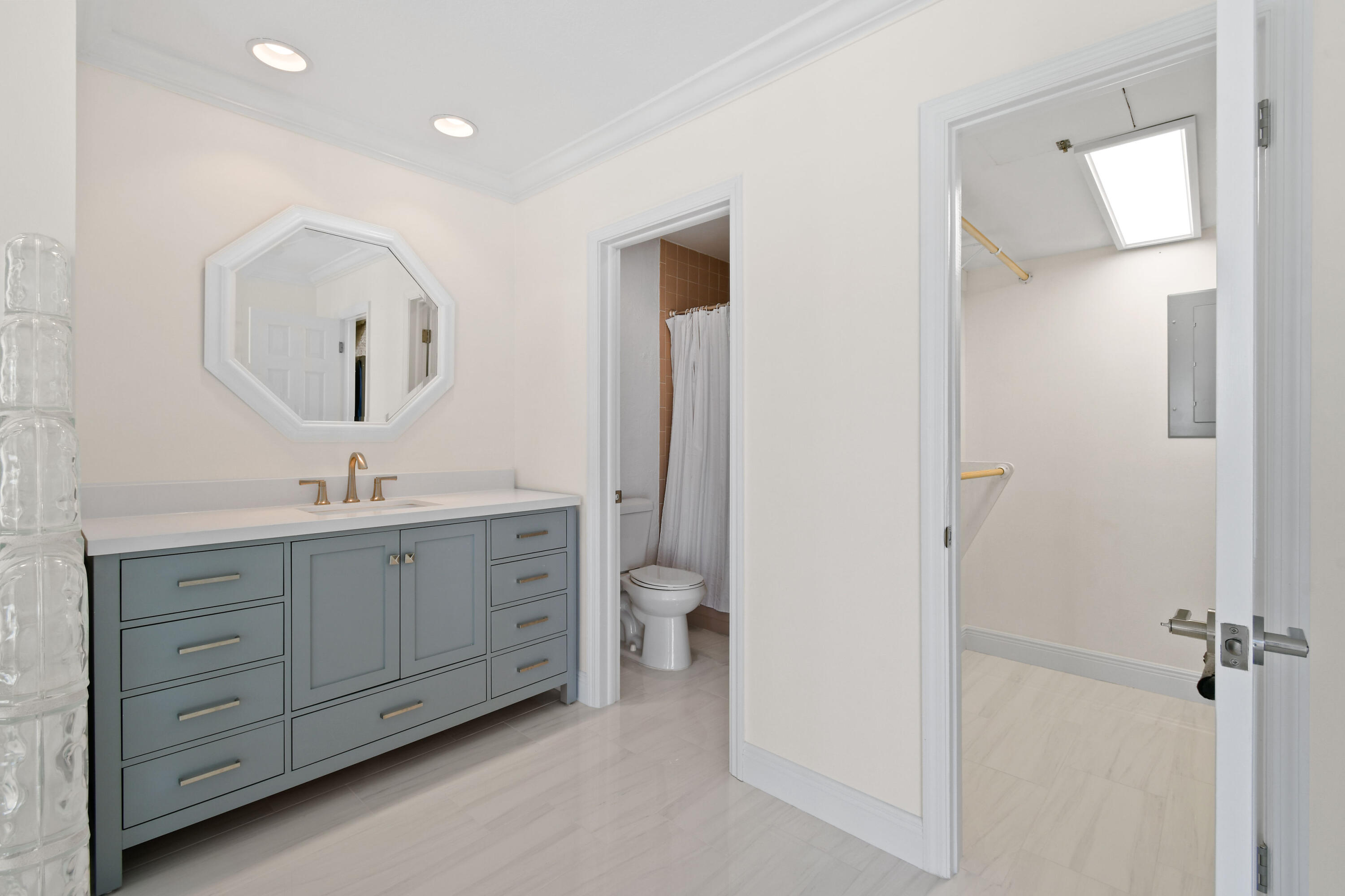 236 Castlewood Drive 305