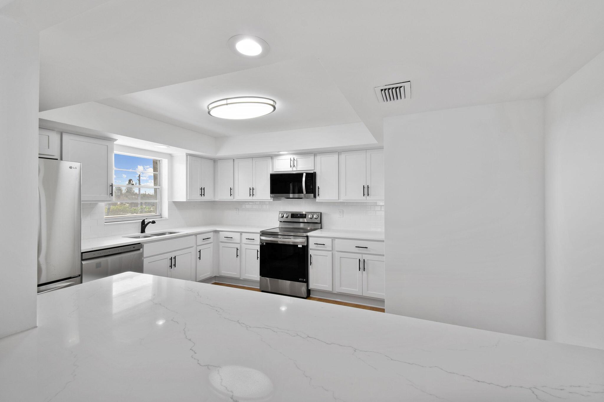 3040 Lake Shore Drive 305