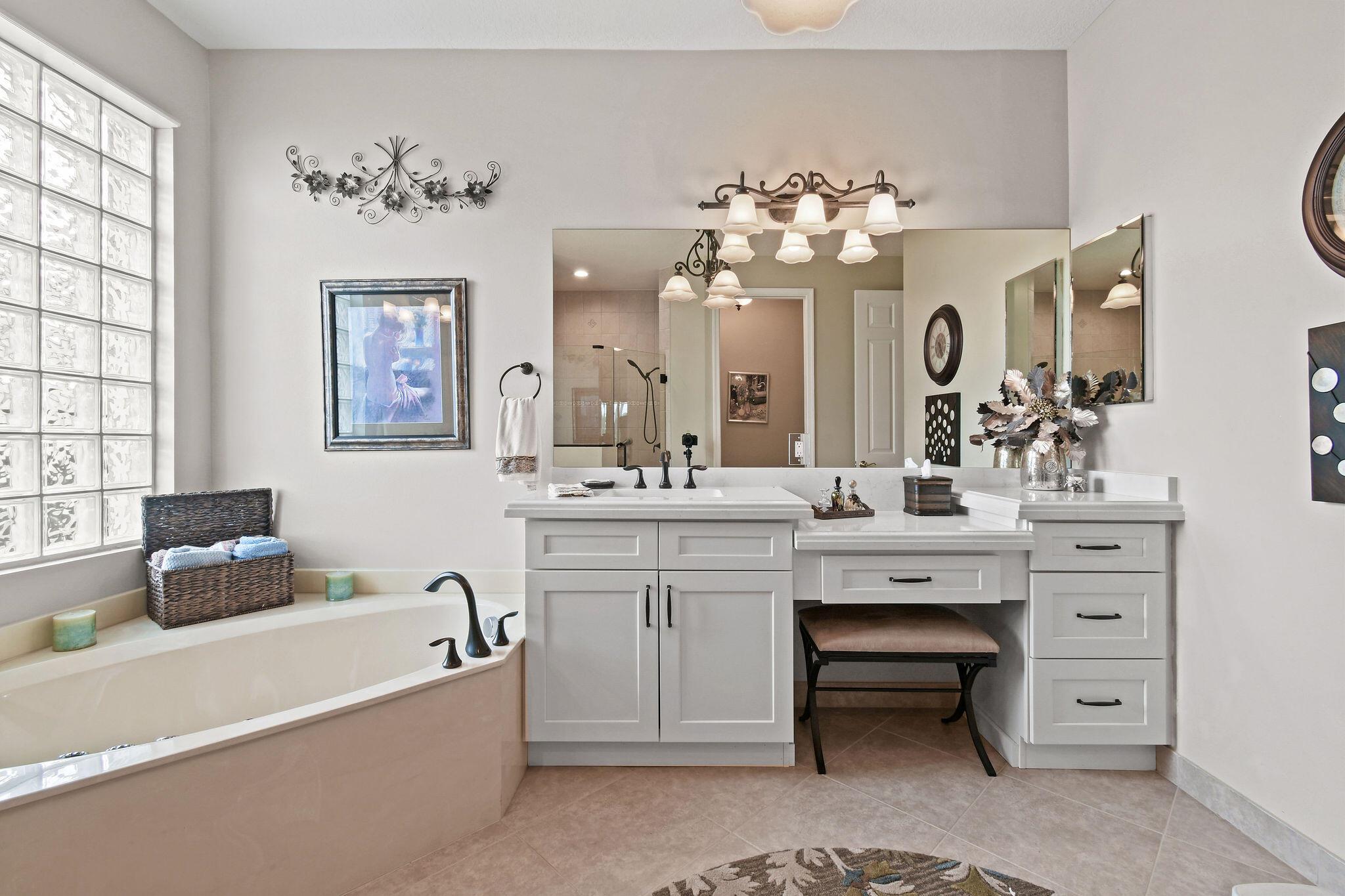 307 NW Bayside Court