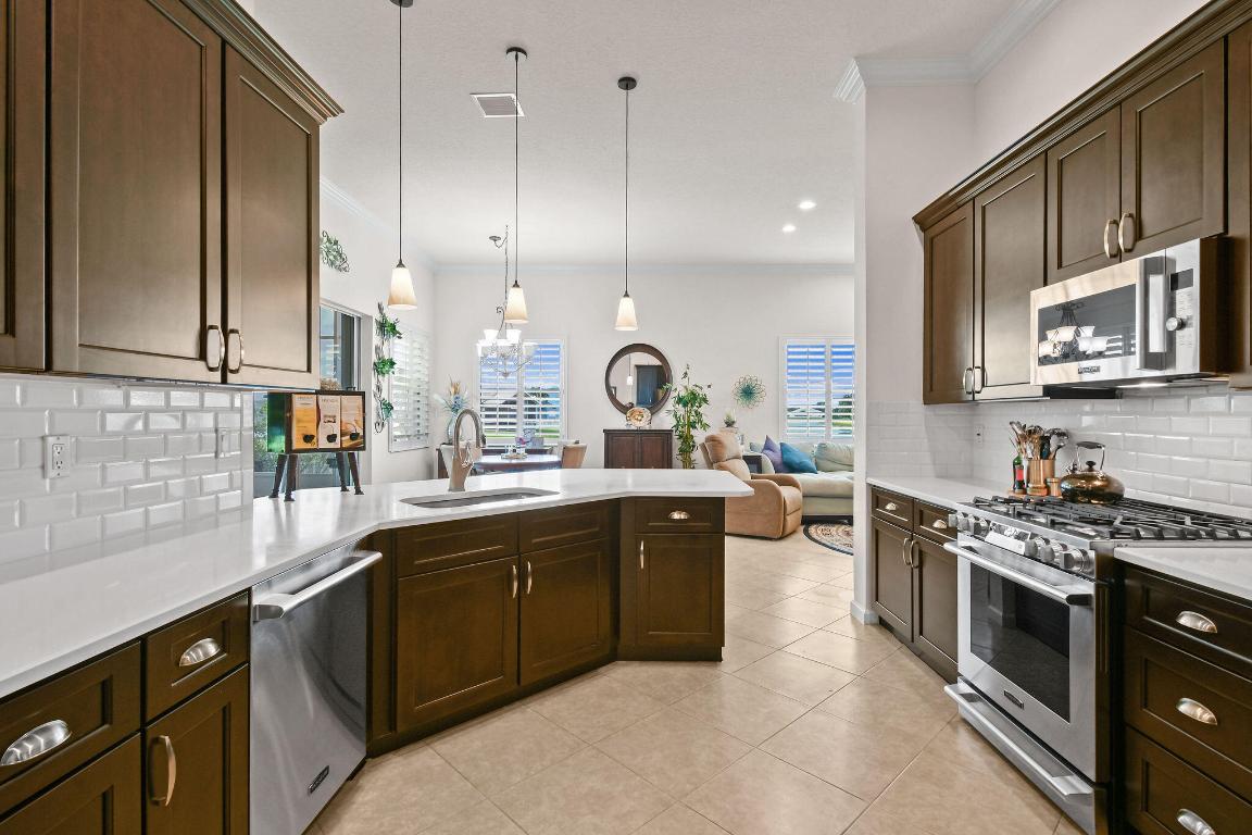 307 NW Bayside Court