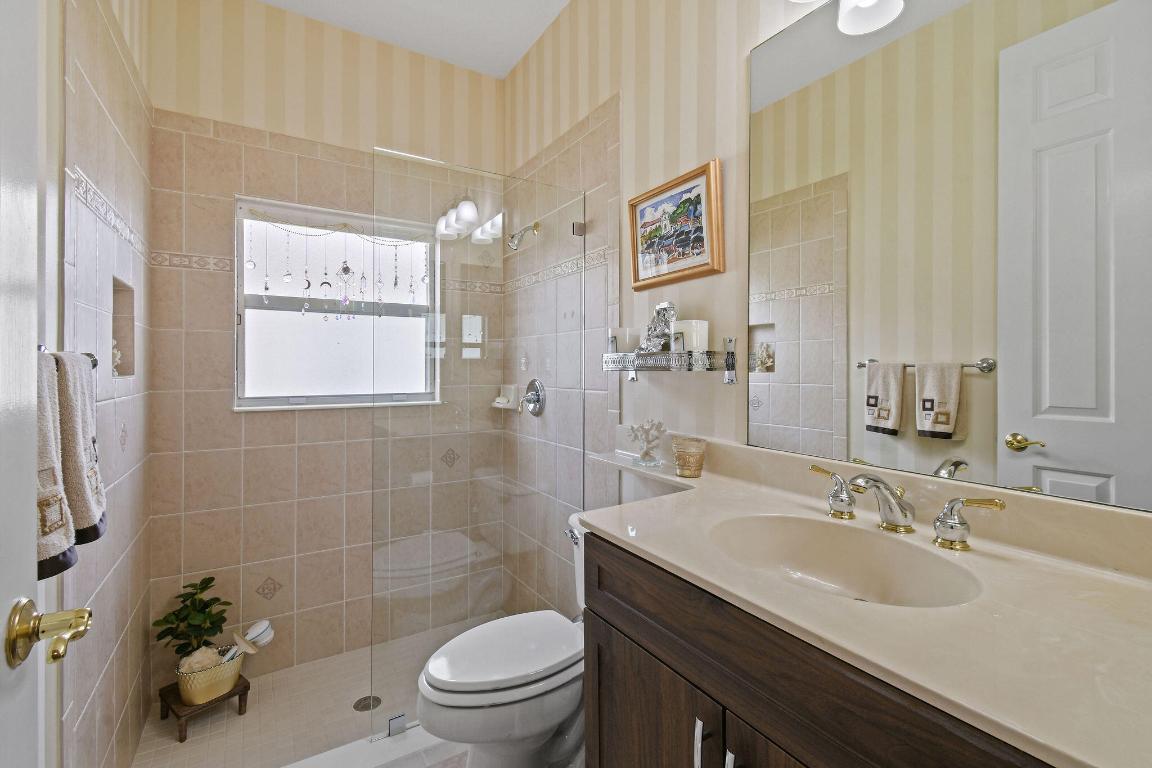 307 NW Bayside Court