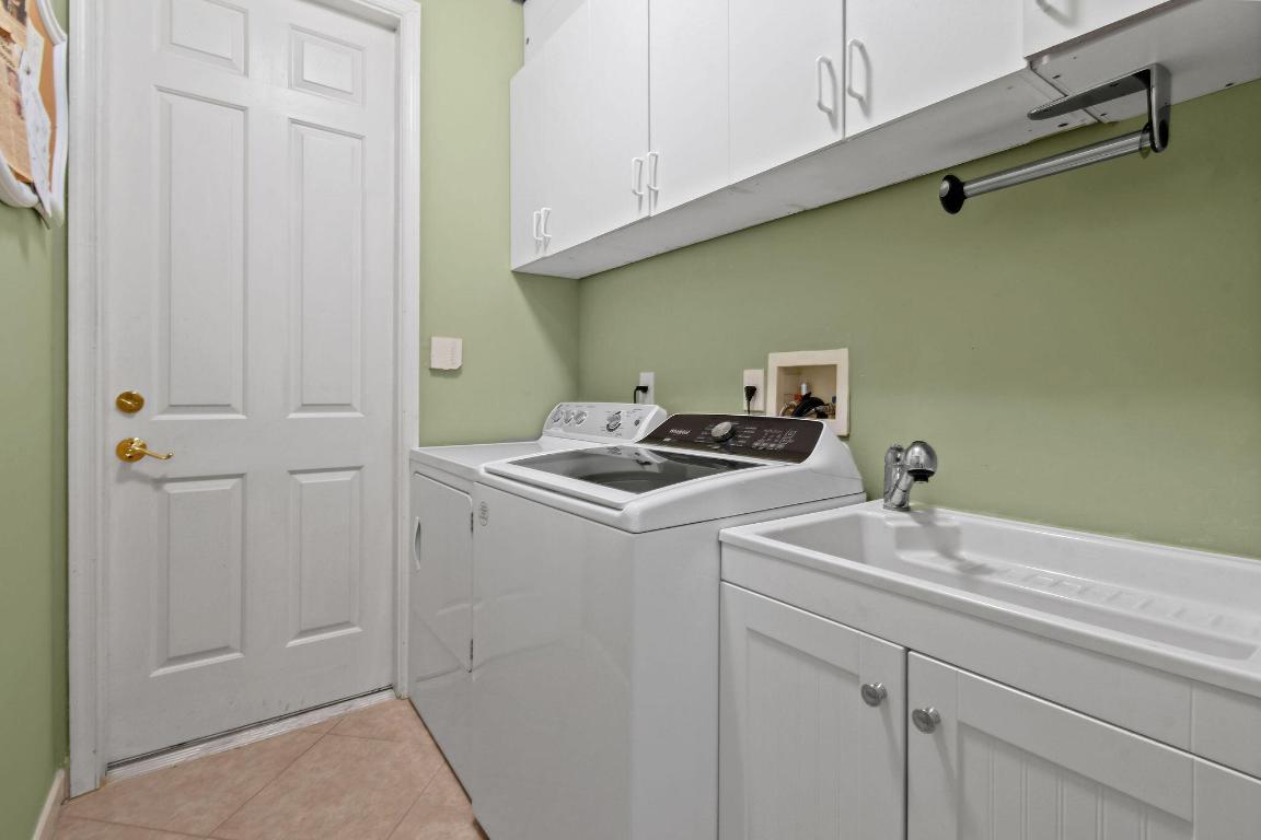 307 NW Bayside Court