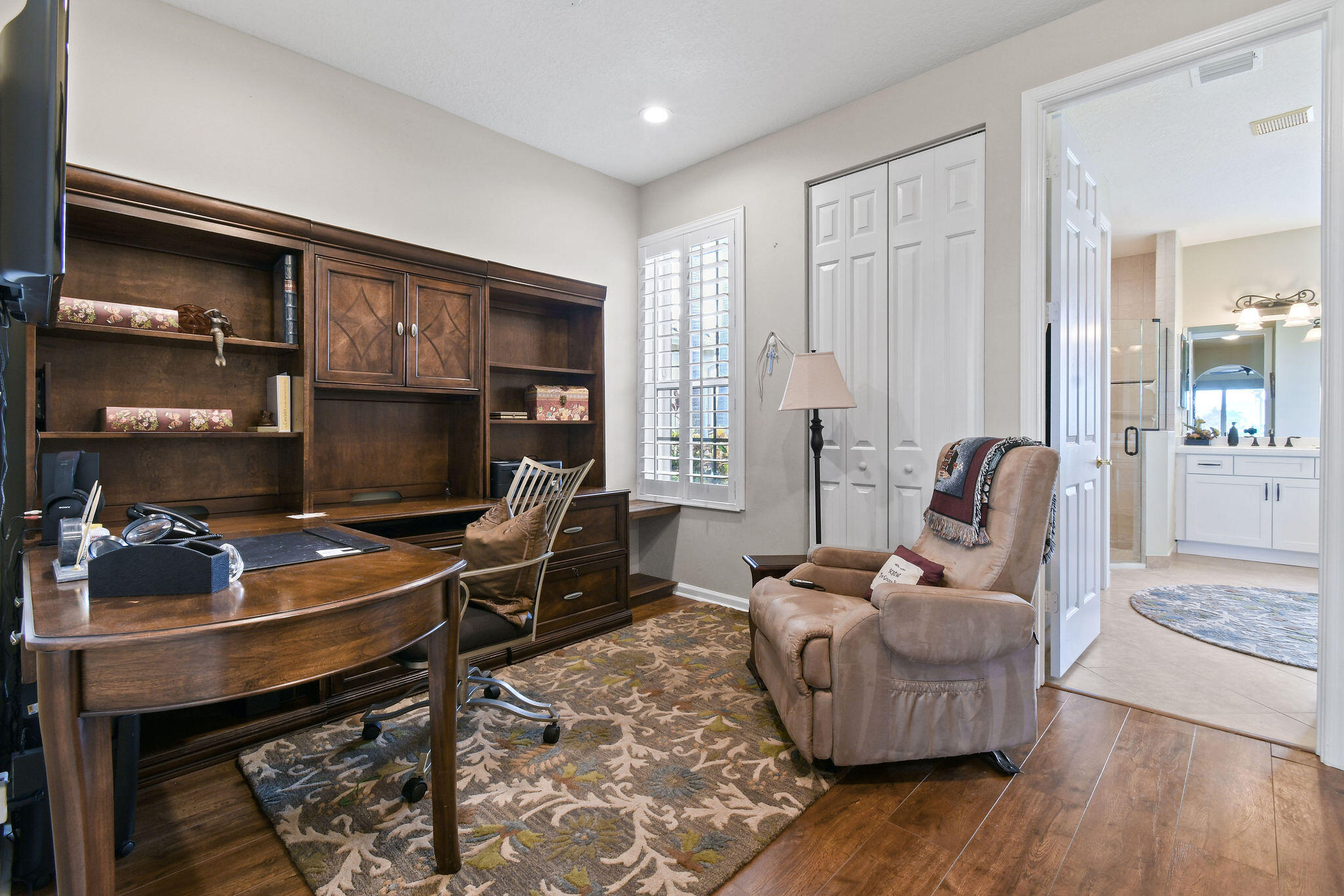 307 NW Bayside Court