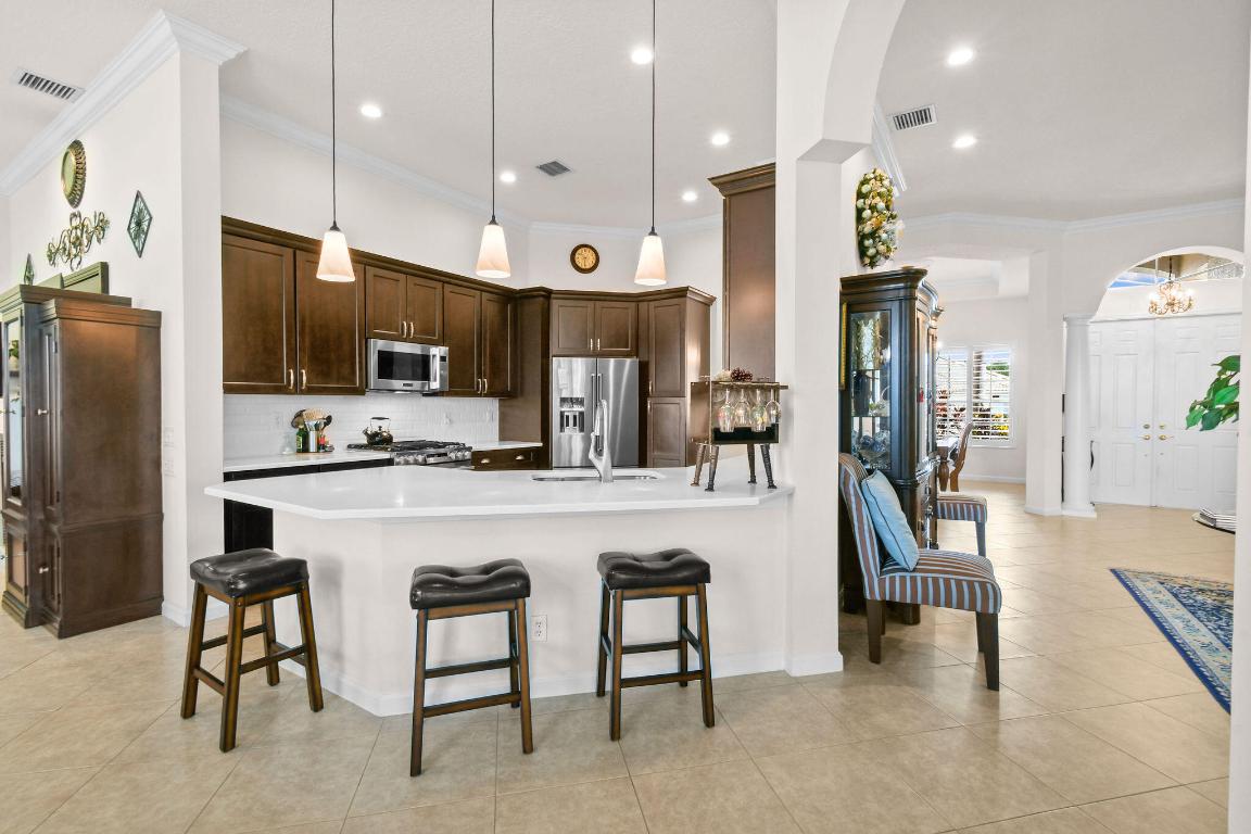 307 NW Bayside Court