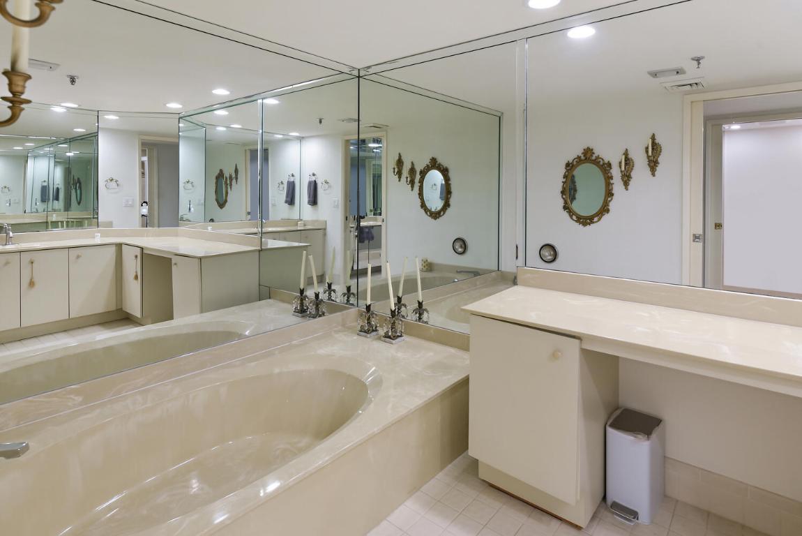 2427 Presidential Way 204, West Palm Beach Unit: 204