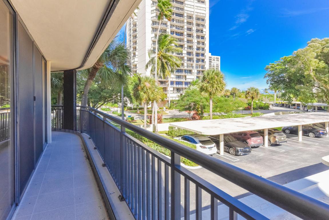 2427 Presidential Way 204, West Palm Beach Unit: 204