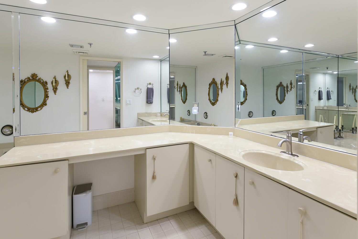 2427 Presidential Way 204, West Palm Beach Unit: 204