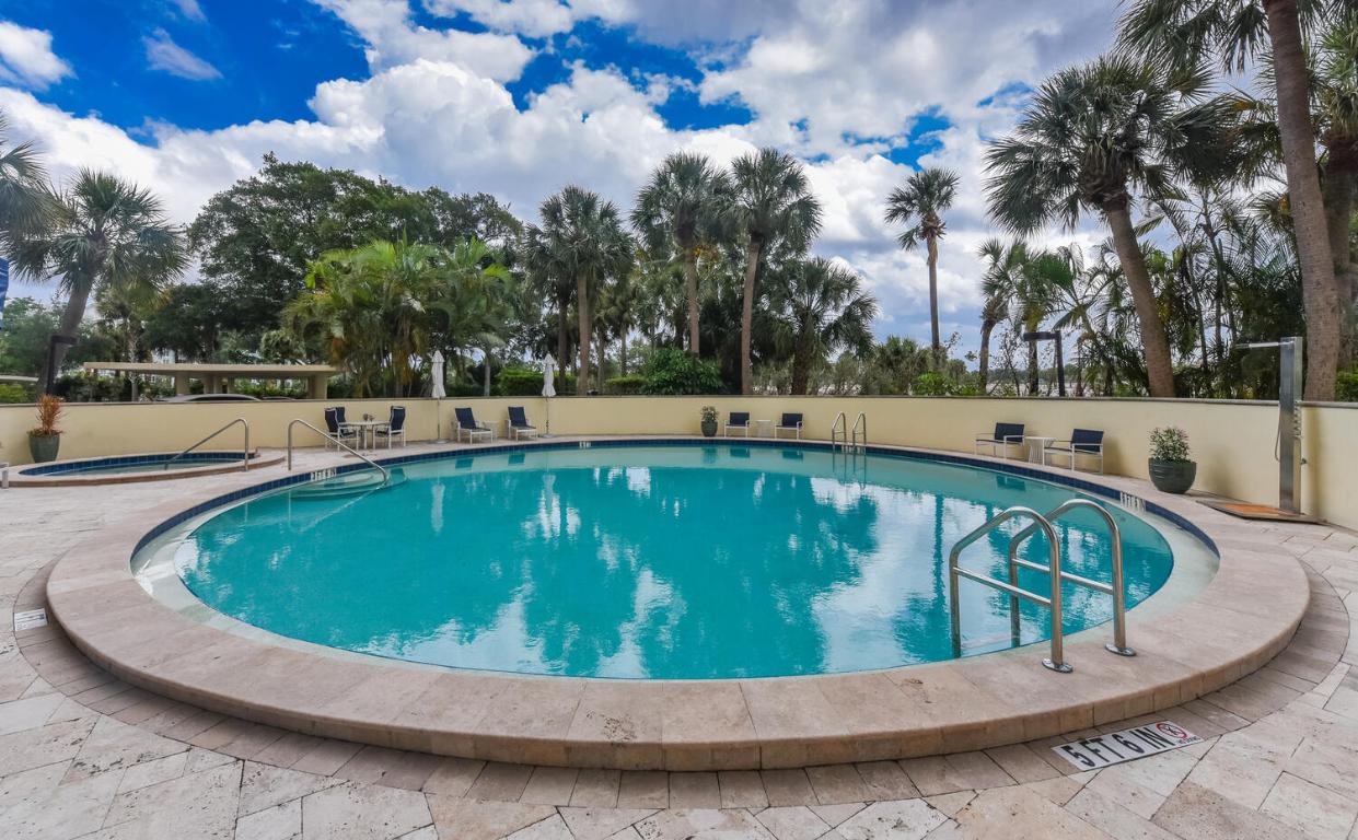 2427 Presidential Way 204, West Palm Beach Unit: 204