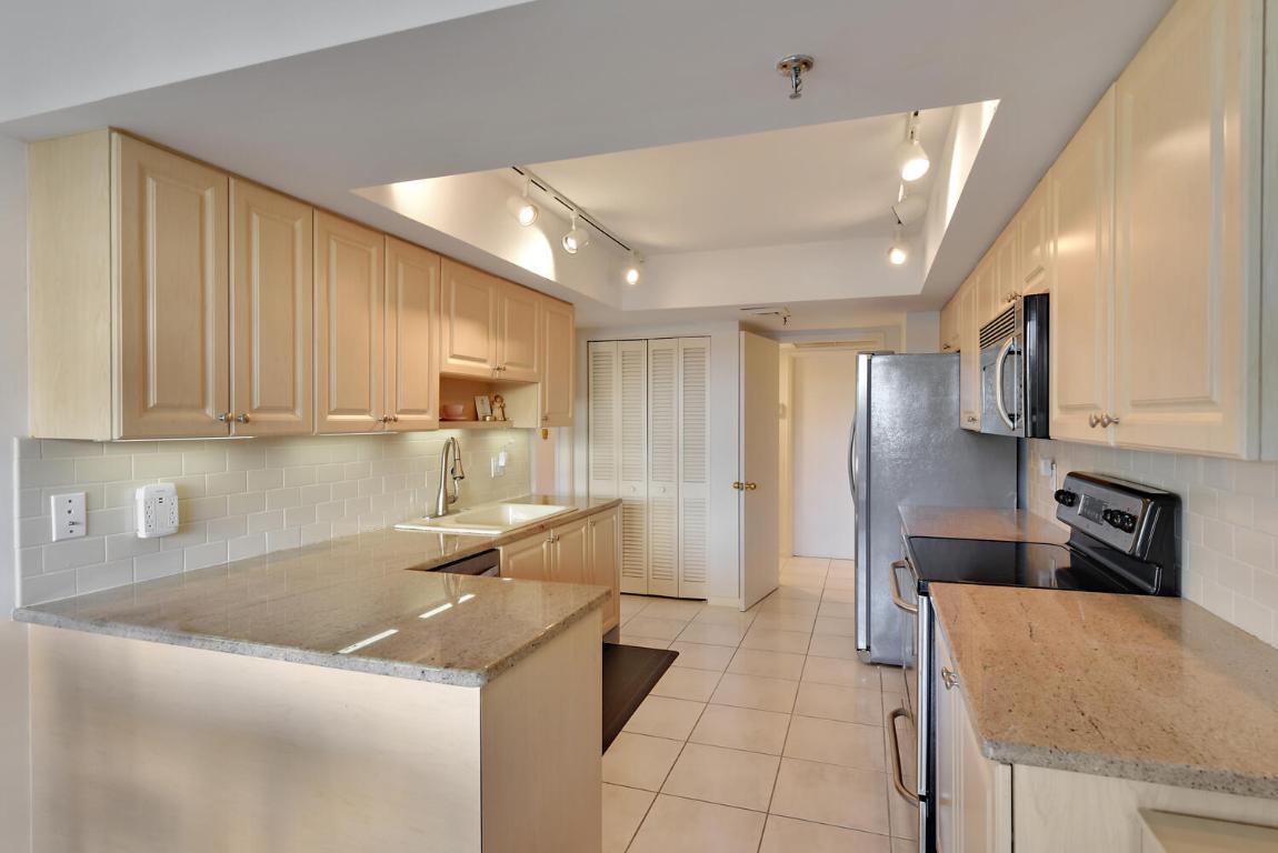2427 Presidential Way 204, West Palm Beach Unit: 204