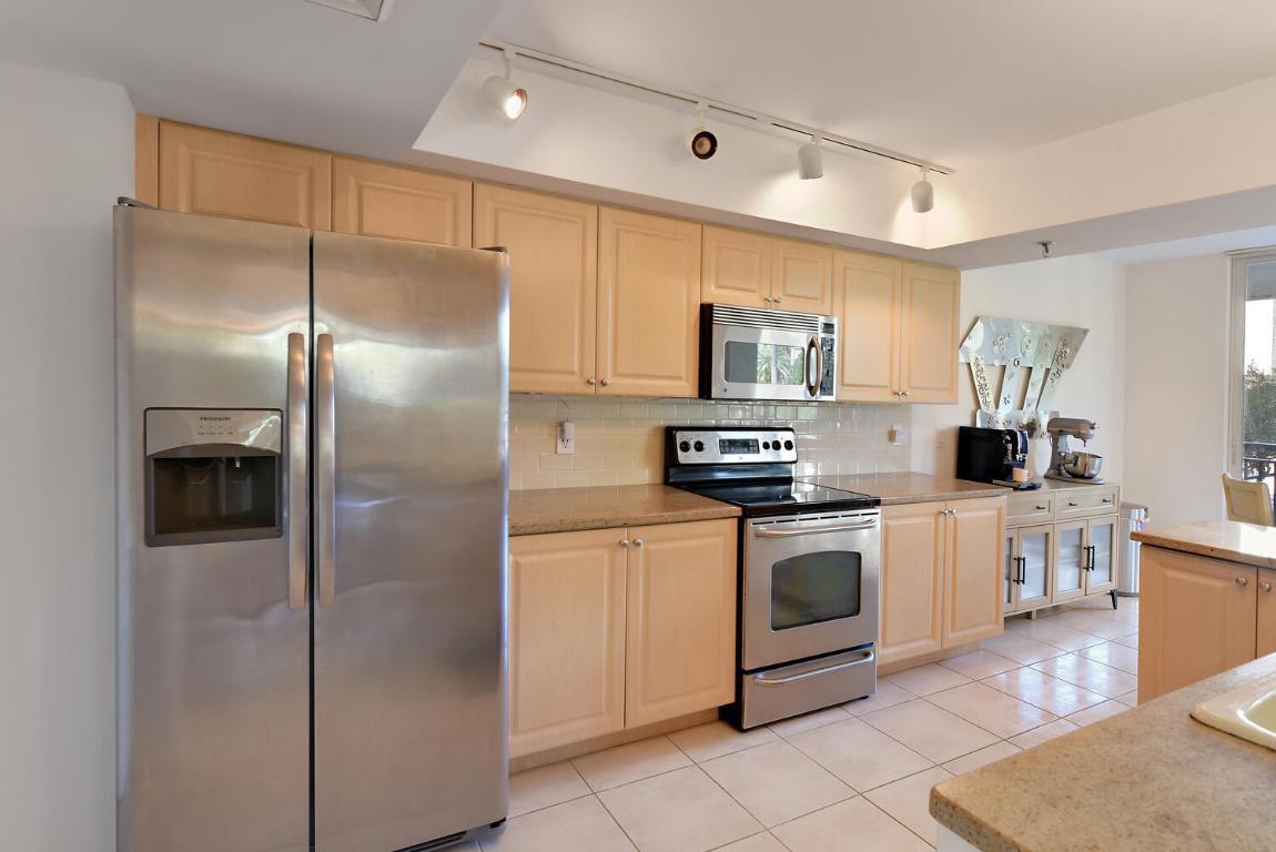 2427 Presidential Way 204, West Palm Beach Unit: 204