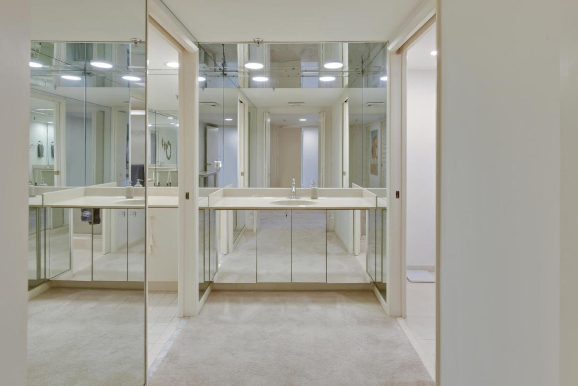 2427 Presidential Way 204, West Palm Beach Unit: 204