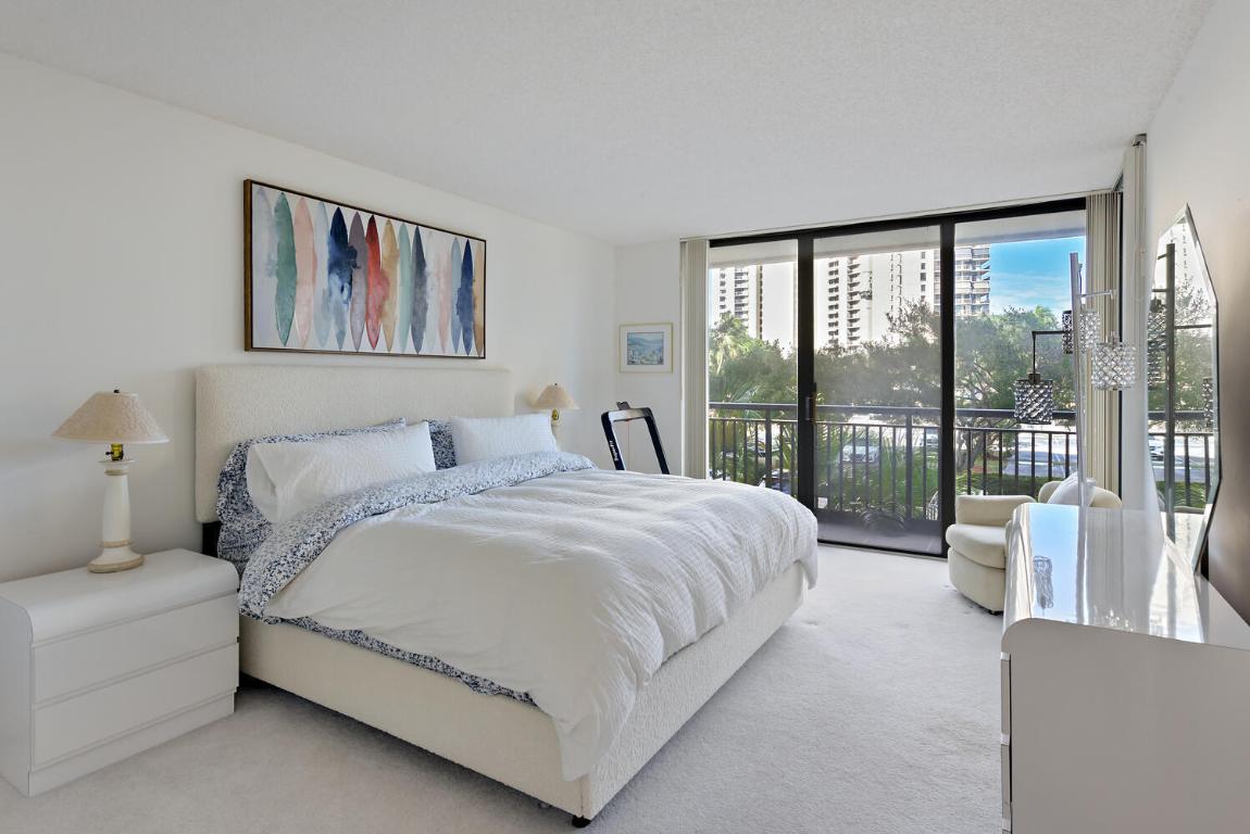 2427 Presidential Way 204, West Palm Beach Unit: 204