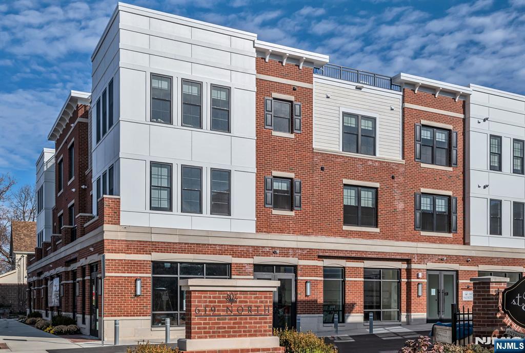 619 N Maple 218