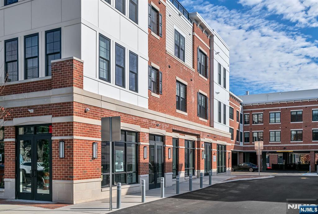 619 N Maple 218