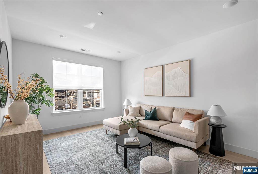 619 N Maple 218