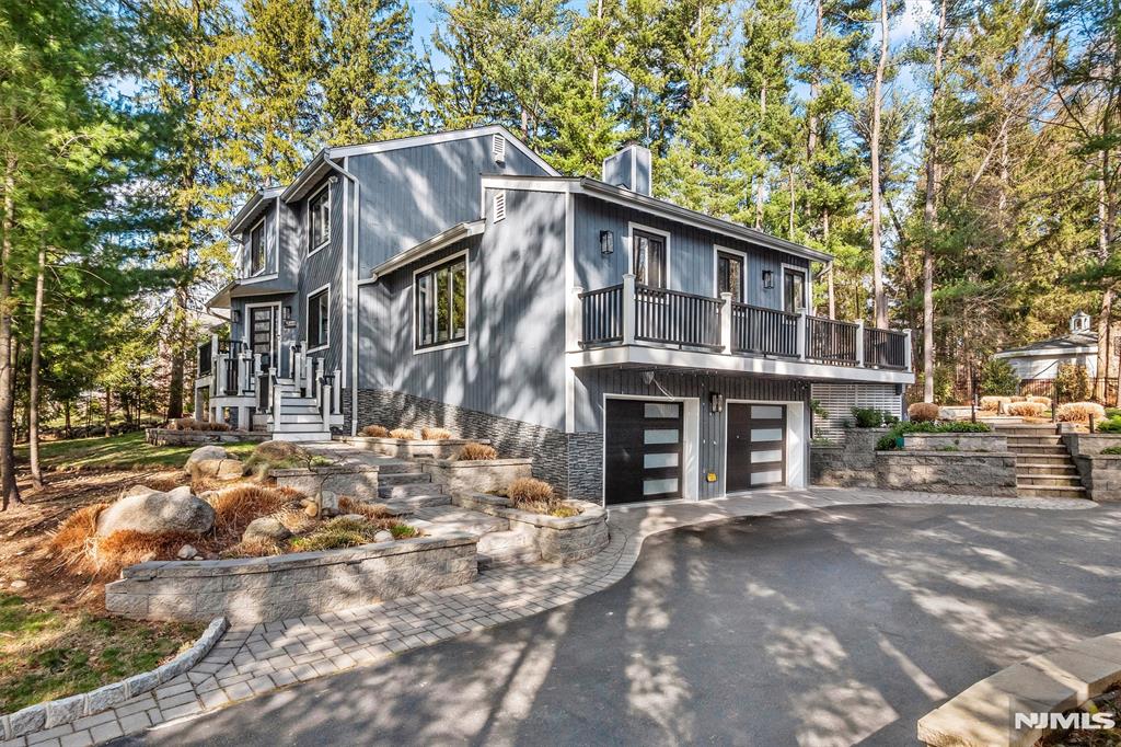 8 Hosking Way
