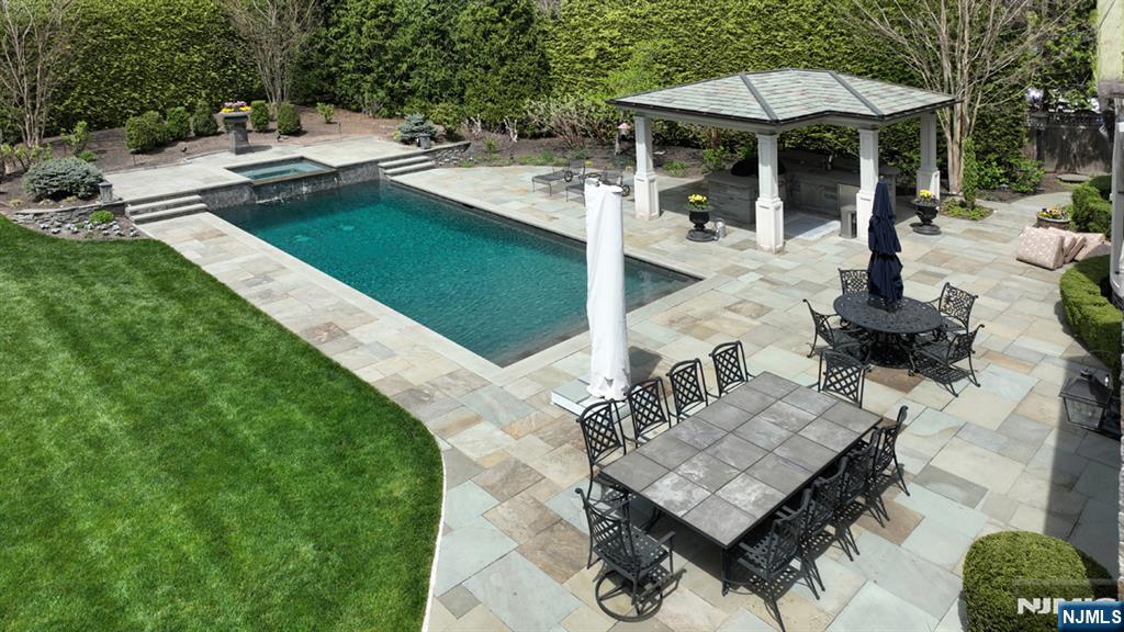 3 Hollis Drive