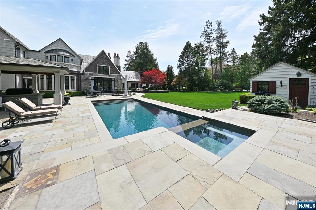 3 Hollis Drive