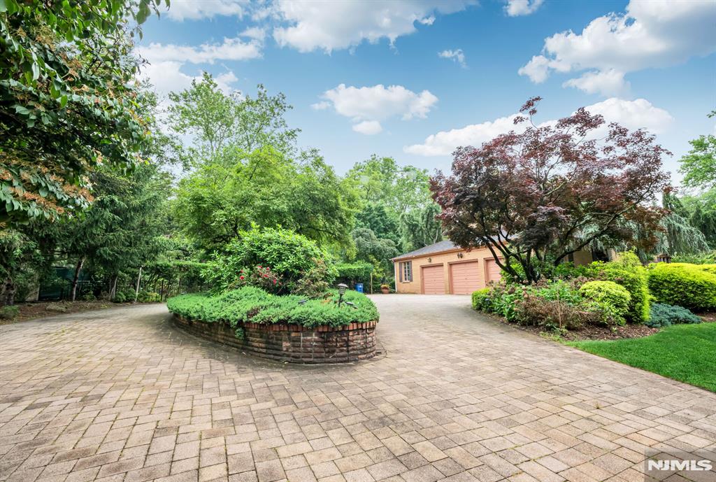 8 Clearwater Drive