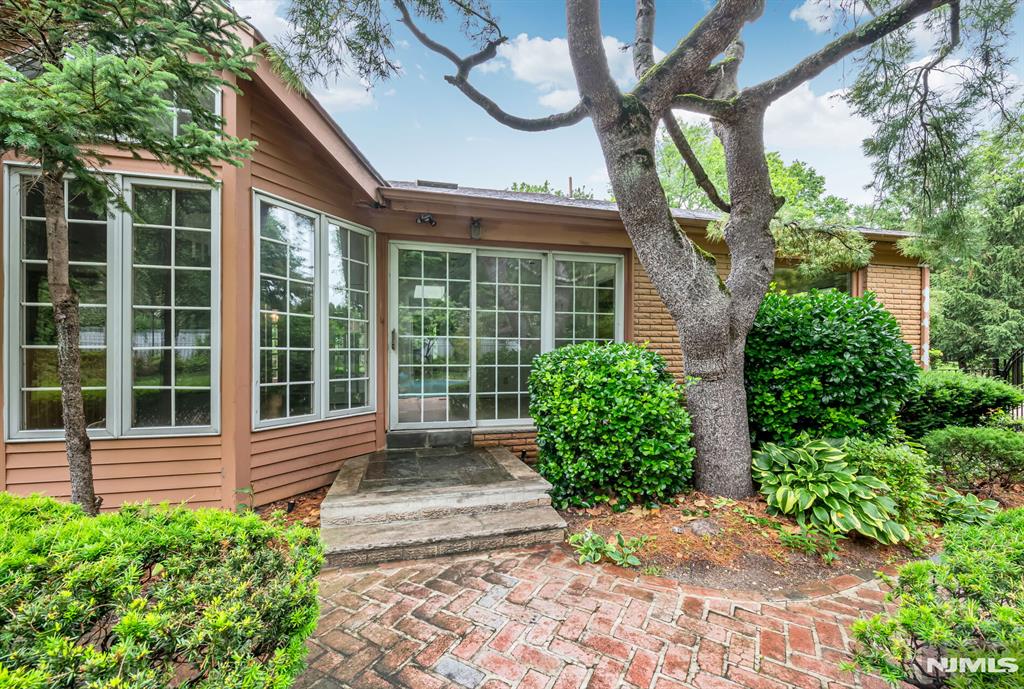 8 Clearwater Drive