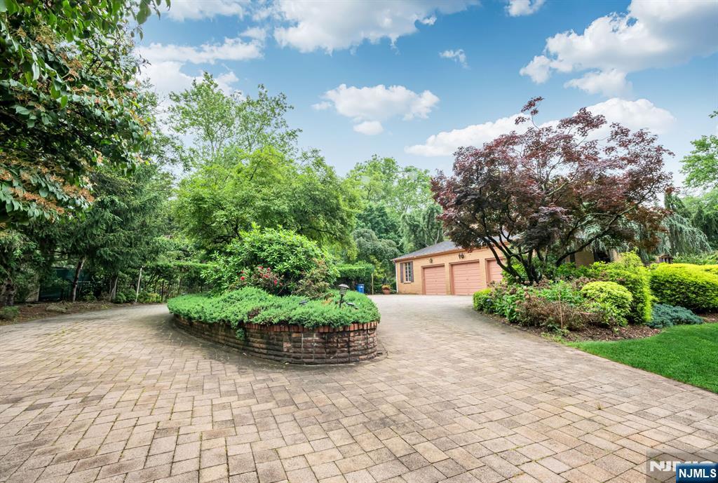 8 Clearwater Drive