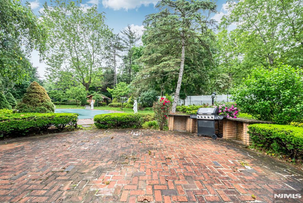 8 Clearwater Drive