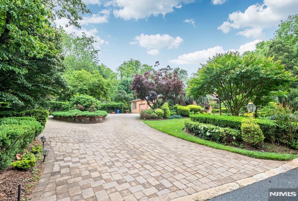 8 Clearwater Drive