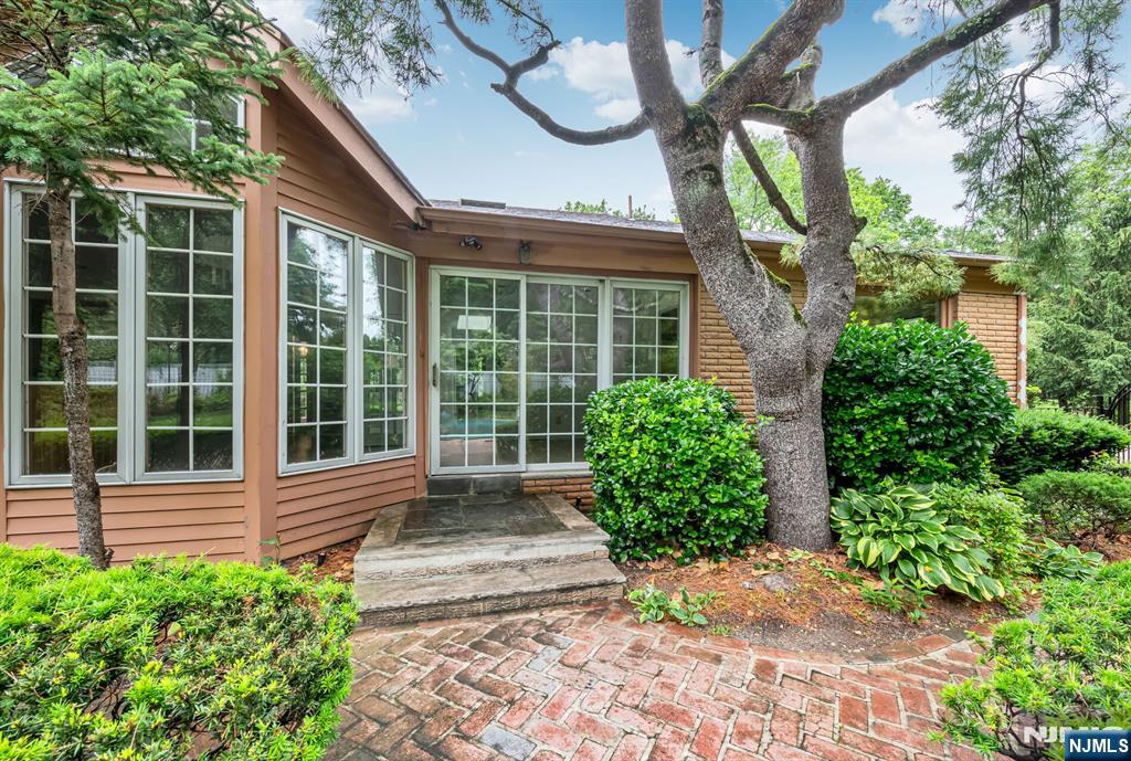 8 Clearwater Drive