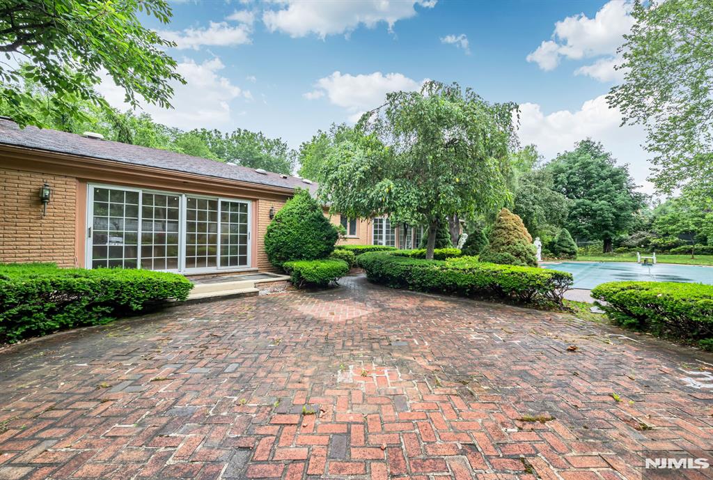 8 Clearwater Drive