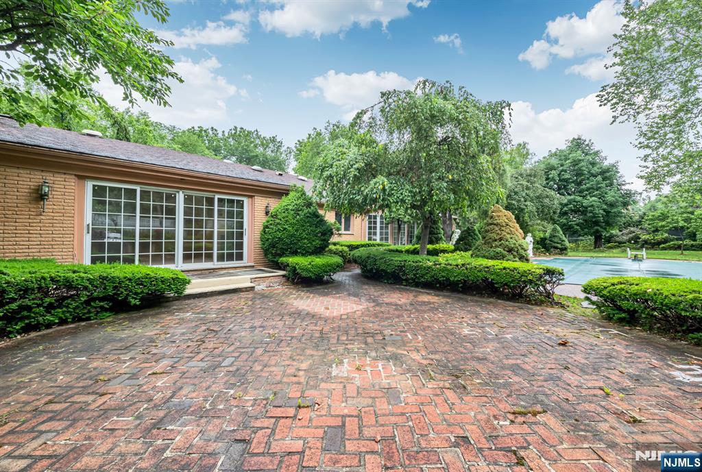 8 Clearwater Drive