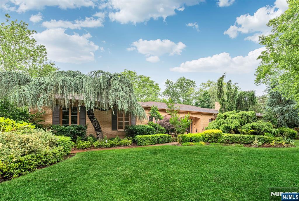 8 Clearwater Drive