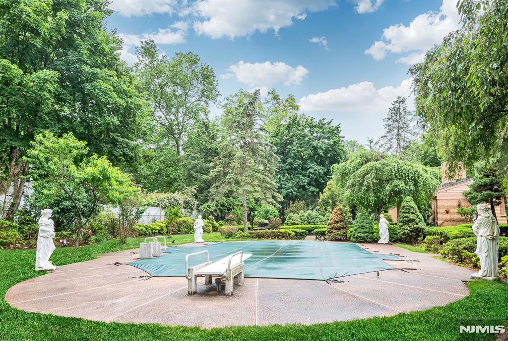 8 Clearwater Drive