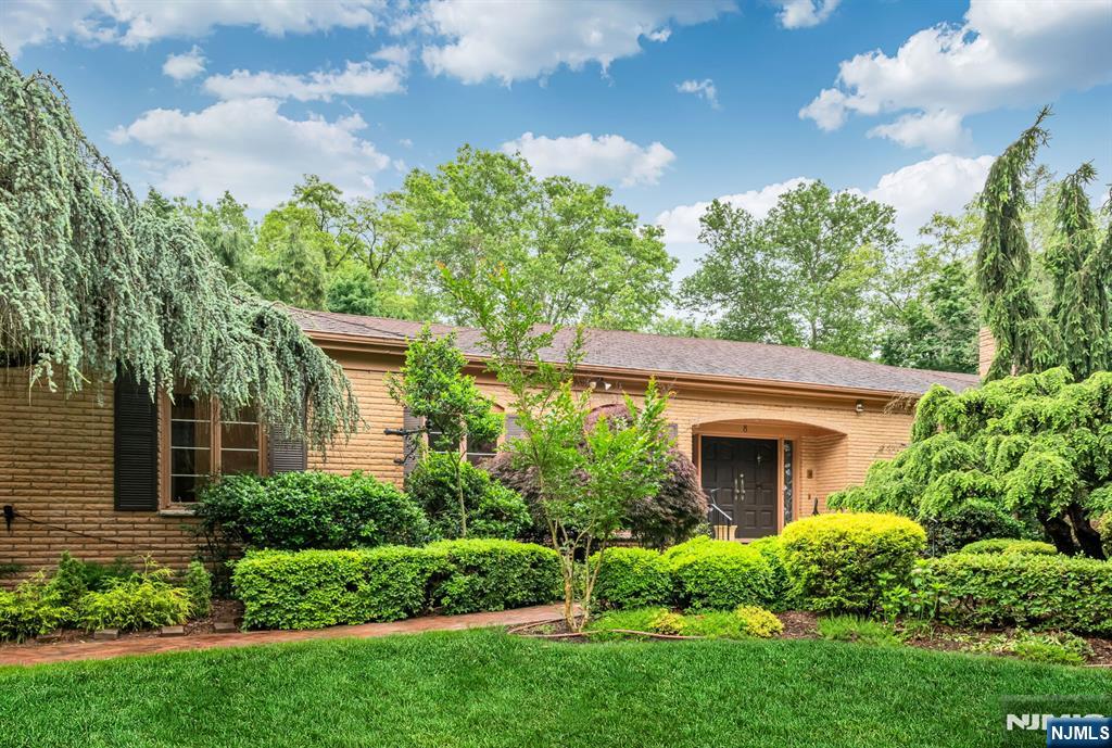 8 Clearwater Drive
