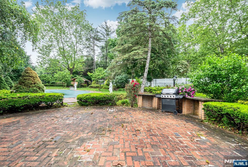 8 Clearwater Drive