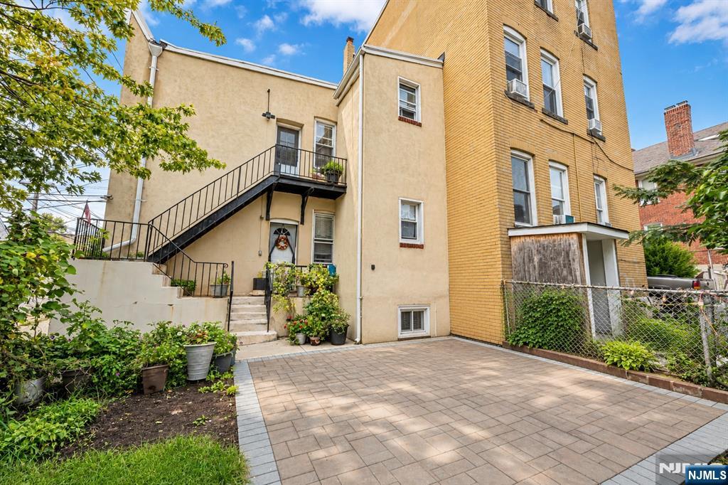 84 Westervelt Place