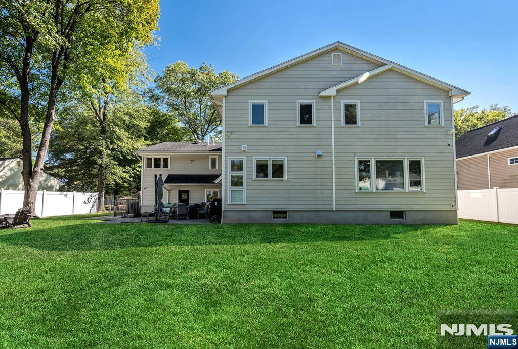 23 Spruce Place